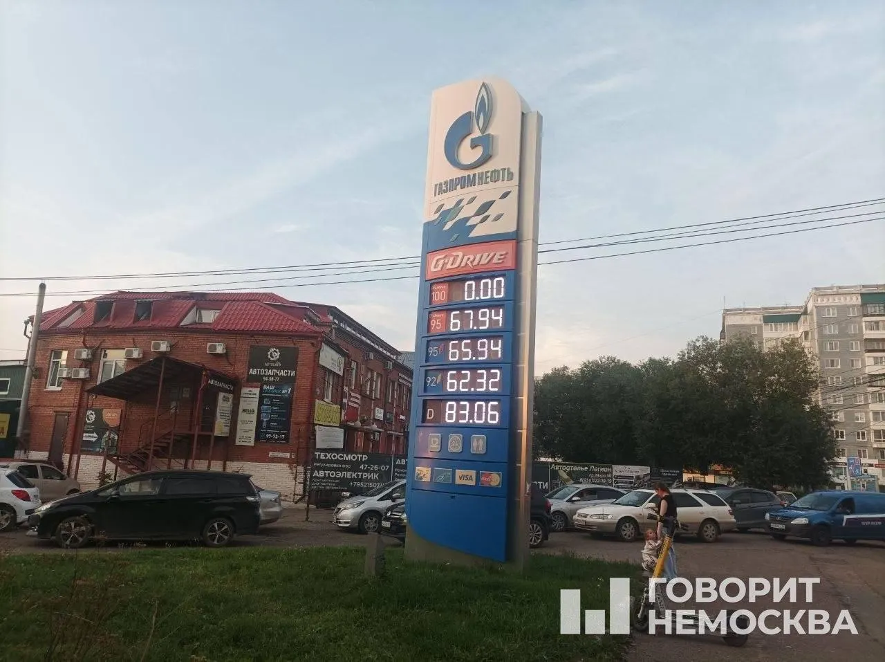 Автолюбители Томской области сталкиваются с нехваткой топлива: длинные очереди и ограниченная выдача сохраняются, власти призывают к спокойствию.