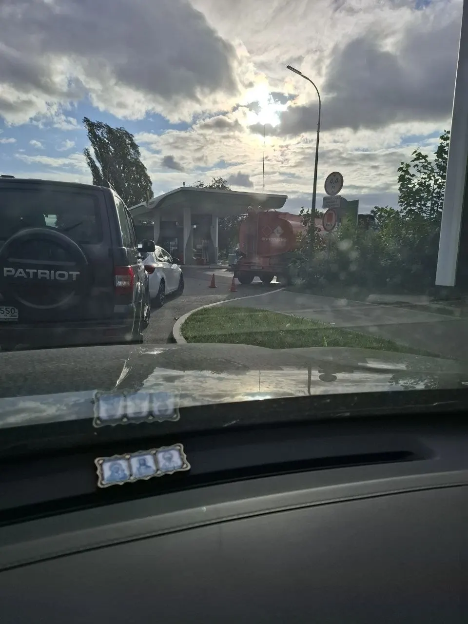 В Москве и Новосибирске зафиксированы очереди на АЗС, введены ограничения на продажу топлива и отмечается дефицит высокооктанового бензина; аналогичные проблемы фиксируются и в других регионах.