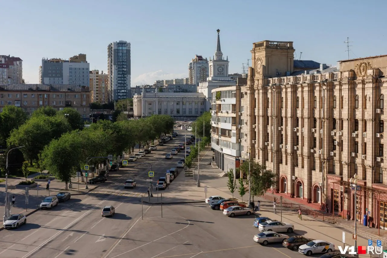 Стоимость квадратного метра в строящихся домах снизилась примерно на 4,3% до 128 тысяч рублей, предложение выросло почти на 10%. Эксперты расходятся во мнении о текущей динамике цен.