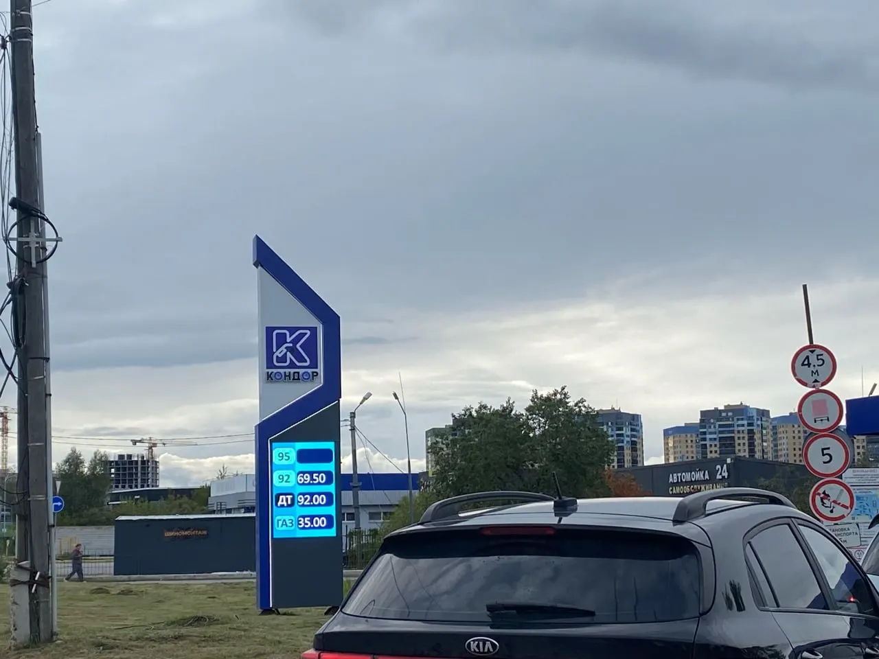 В регионе заметен широкий разброс цен: литр бензина в большинстве АЗС стоит 60–70 рублей, но на отдельных пунктах встречаются ставки выше 100 рублей.
