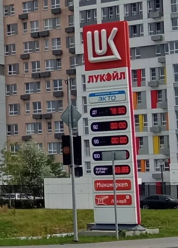 Очереди к заправкам Пензы растут: бензина не хватает на большинстве станций, на отдельных АЗС цены достигают 120 рублей за литр.