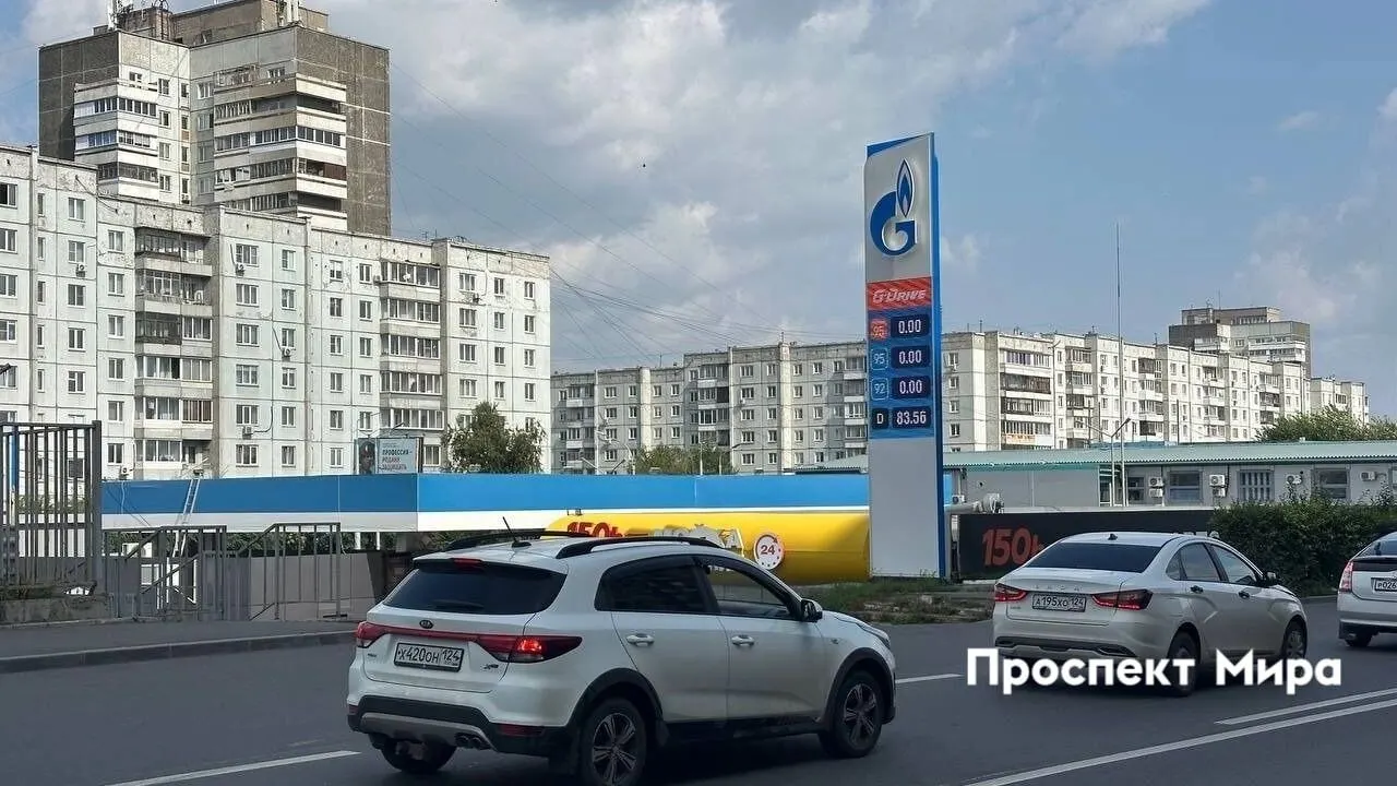 Очереди на заправках снова стали заметны: на некоторых станциях наблюдается дефицит топлива, а цены, по данным властей, растут.