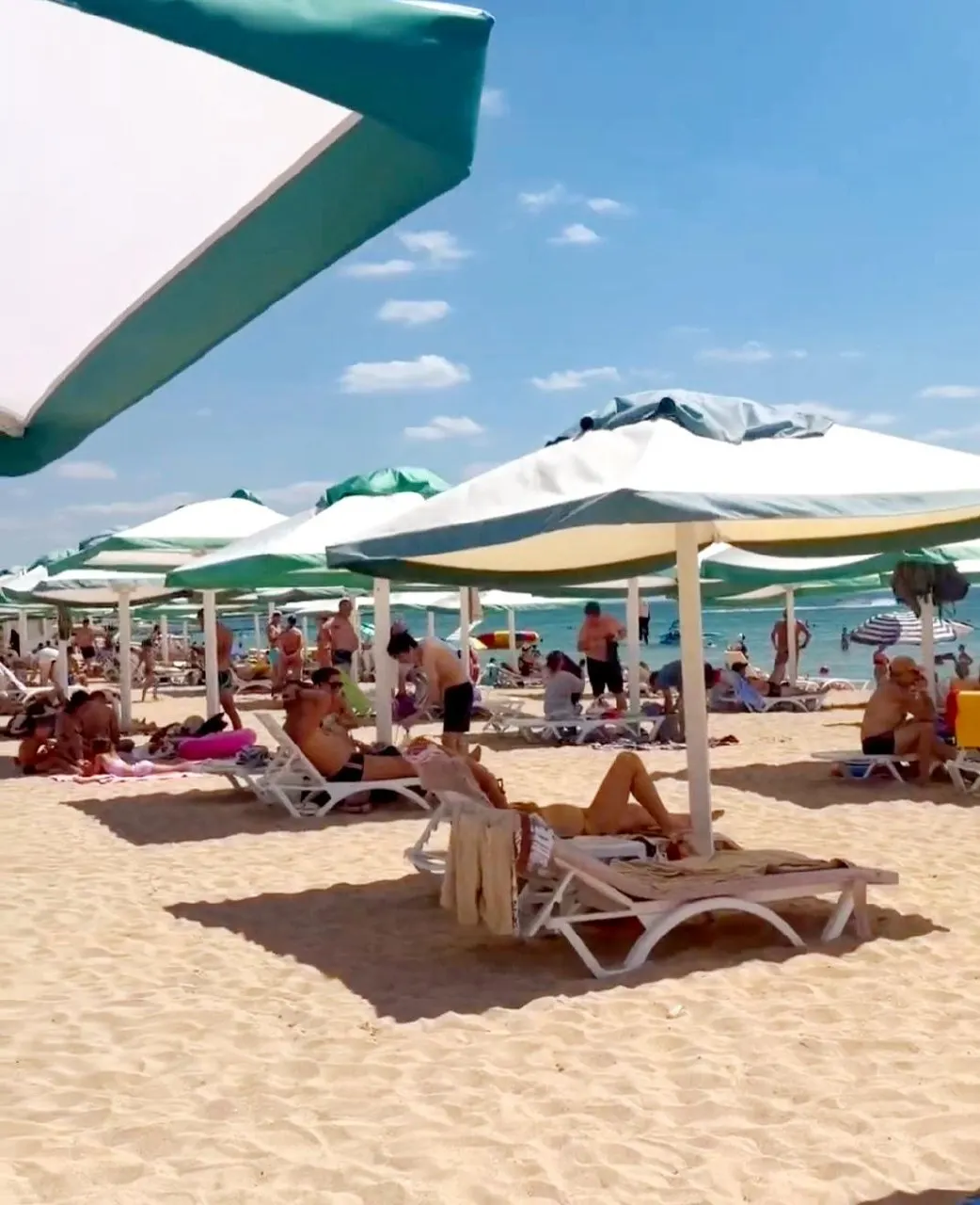 Отдыхающие в Крыму сталкиваются с перебоями света и воды; часть продолжает отпуск, другие требуют возврата средств, ситуация меняется каждую минуту.