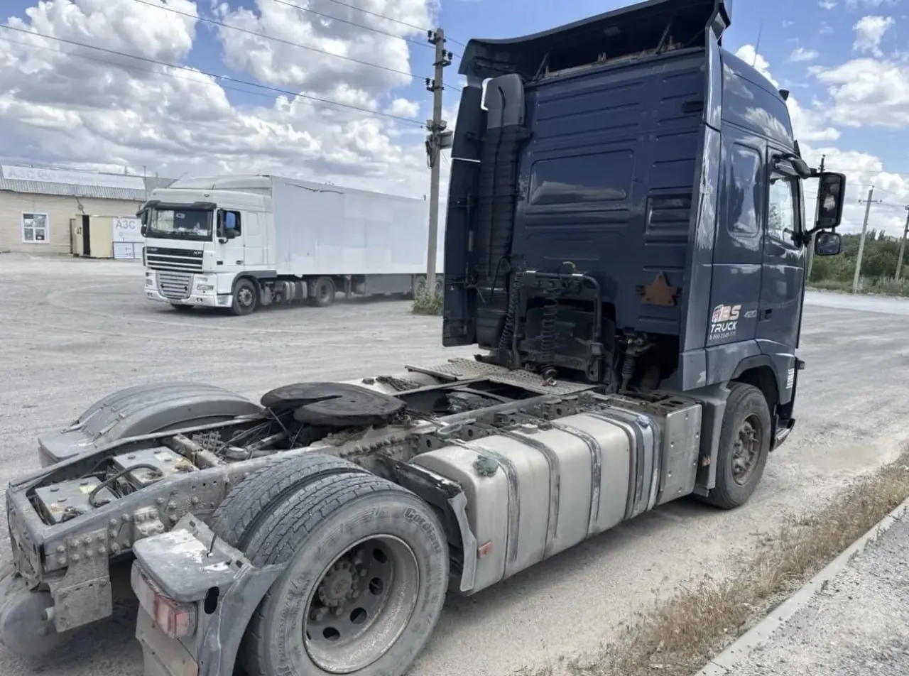 На торги выставлены три грузовика Volvo FH и автокран КС-4571К. Машины конфискованы в рамках уголовного дела о взятках; цены — от 343 500 до 2 087 000 рублей.