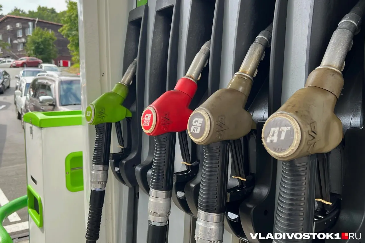 За неделю цена бензина изменилась только на заправке «Уссури» — АИ‑92 подорожал на 4 рубля. Очередей не было, поставки продолжаются, на одной сети стелы отключены.