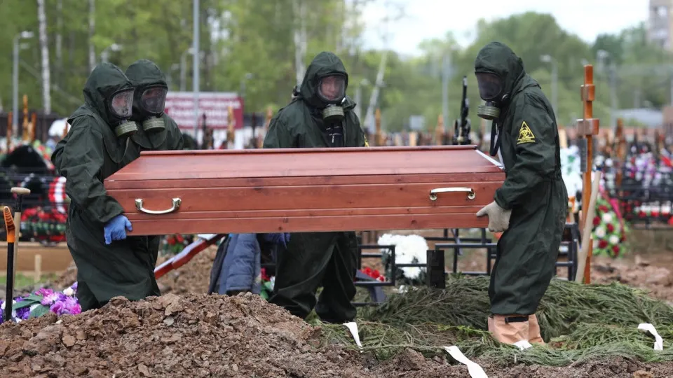 Из-за инфляции и военного конфликта наблюдается значительный рост цен на гроба и другие ритуальные услуги: к 2026 году цена гроба достигает порядка 9 тыс. рублей, а отрасль продолжает расти.