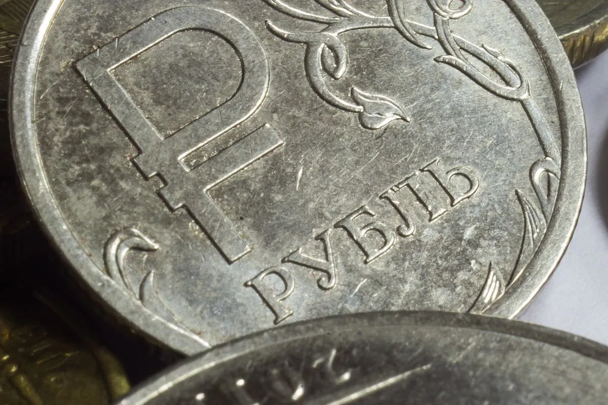 Прогноз Минфина: минимальный размер оплаты труда достигнет 28 935 рублей в 2027 году (+6,8%), задача — довести МРОТ до 35 тысяч рублей к 2030 году для ускорения роста доходов работников с низкими доходами.