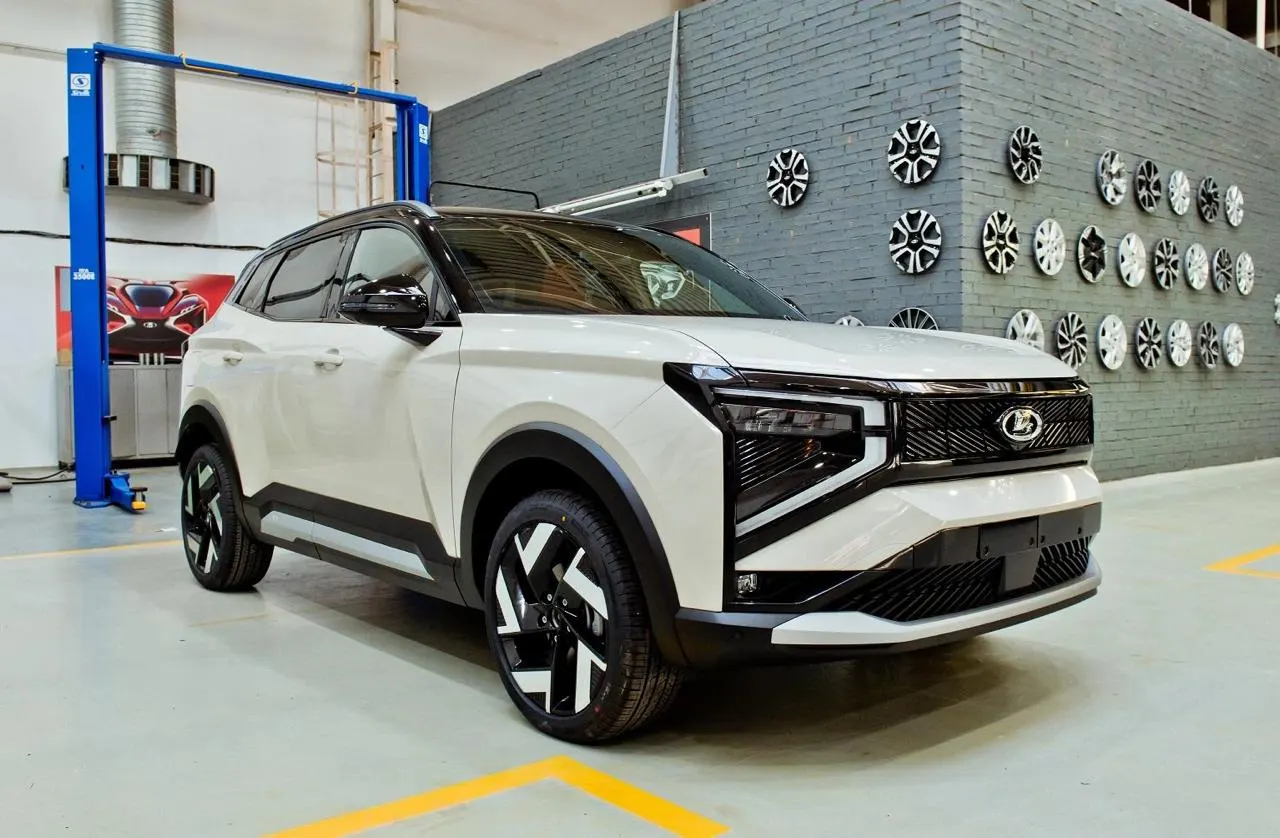 Новая модель Lada Azimut выходит в среднем ценовом сегменте; серийное производство стартует в сентябре. Ожидаемая цена около 2,2 млн рублей, базовая комплектация включает современные опции.