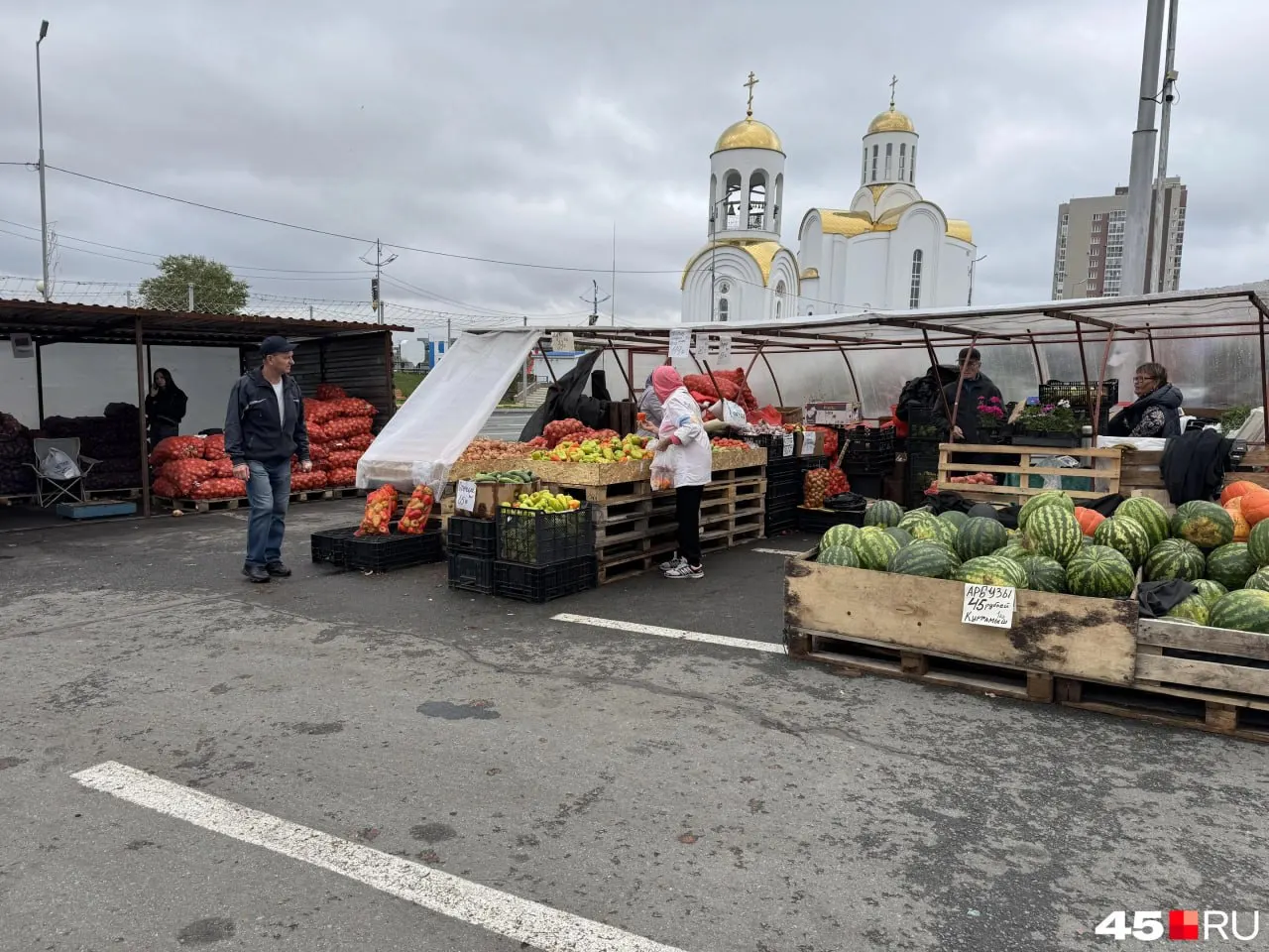 На ярмарке рядом с торговым центром представлены овощи и фрукты по доступным ценам: картофель, арбузы, тыквы и другие позиции.