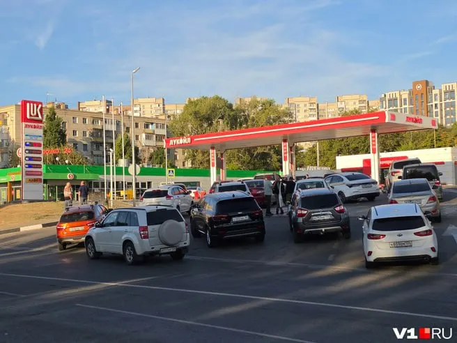 Из-за перераспределения логистических потоков на АЗС региона фиксируются длинные очереди и нехватка топлива; власти называют происходящее перераспределением поставок.