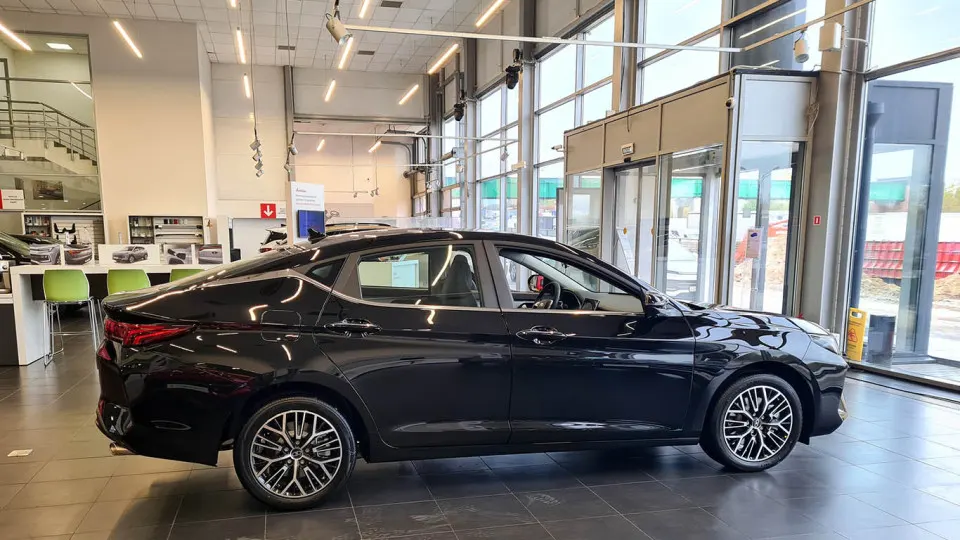 В августе продажи новых авто в России снизились на фоне замедления экономики; цены продолжили расти, а рынок столкнулся с дефицитом некоторых моделей и снижением кредитования.