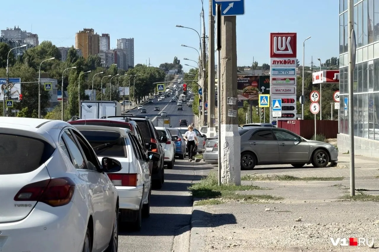 Очереди на АЗС, лимиты заправки и влияние на стоимость топлива и перевозки в регионе.