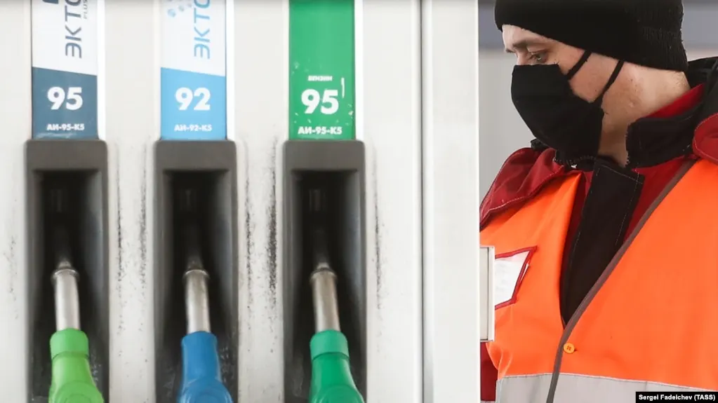 За лето в Дагестане цена на АИ-95 выросла примерно на 46% до 102,25 рубля за литр; в регионе зарегистрированы аналогичные повышения в соседних республиках.