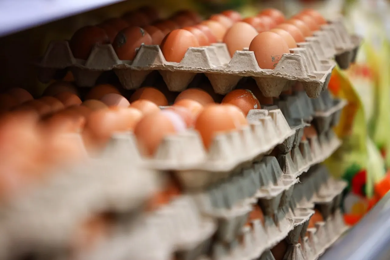 В 2025 году цены на базовые продукты выросли примерно на 14,4%, доля расходов на питание снизилась до 30,7%. Потребление хлеба сократилось, а овощи, бахчевые, рыба и яйца стали более привычной частью рациона.