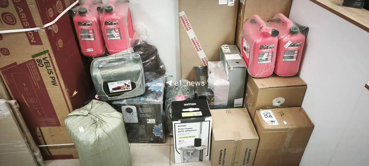 Из-за нехватки бензина горожане активизировали закупку канистр: спрос на тару растет в пунктах выдачи.