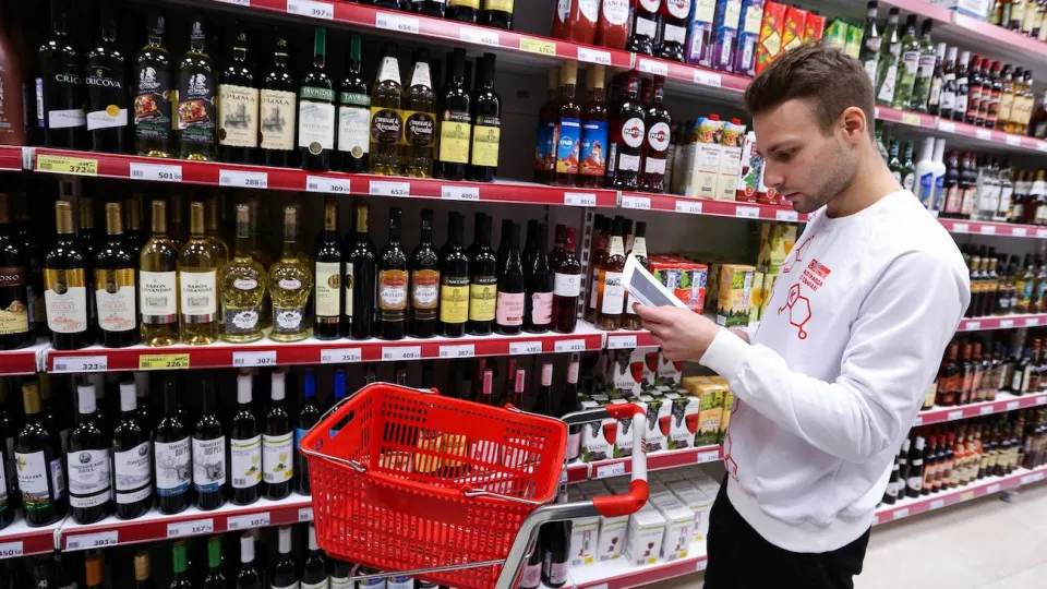 Правительство намерено увеличить пошлины на импорт пива и крепкого алкоголя из стран, считающихся недружественными, чтобы изменить структуру цен и пополнить бюджет.