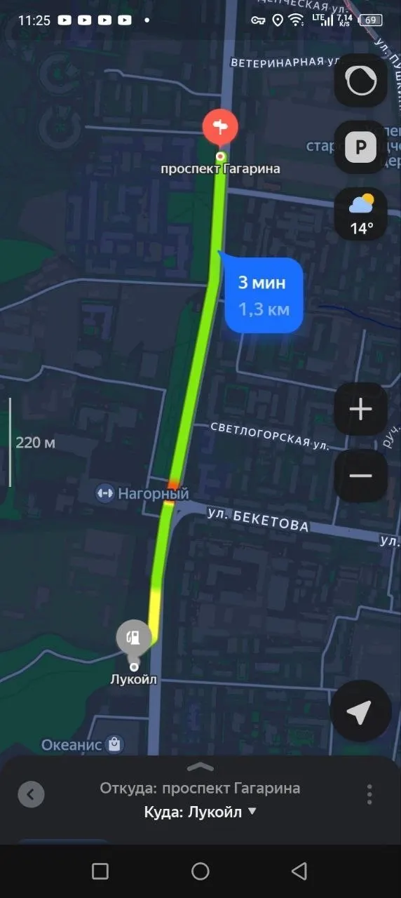 Очереди на АЗС растягиваются на километры; водители ночуют у станций, а среднее ожидание достигает нескольких часов. Власти обсуждают меры по ограничению вывоза топлива и поддержке общественного транспорта.