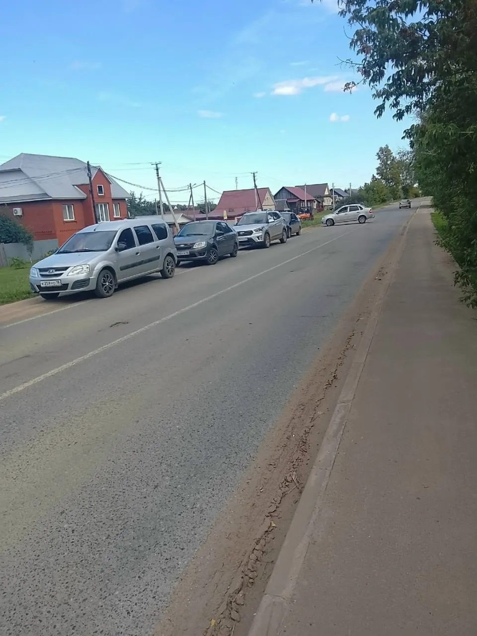 Очереди на заправках в Вавоже продолжаются уже неделю; жители вынуждены ехать за топливом в соседний Можгу, а власти обещают стабилизацию поставок.