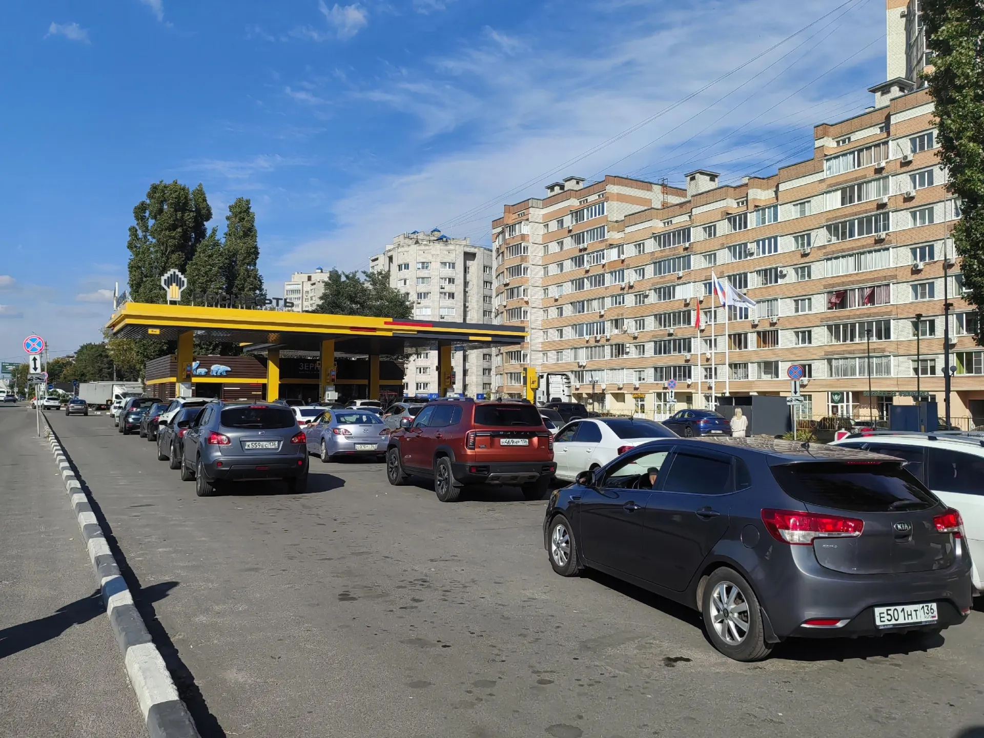 Разбираемся, где сейчас можно заправиться в Воронеже по текущим ценам, учитывая перебои в поставках топлива и очереди.