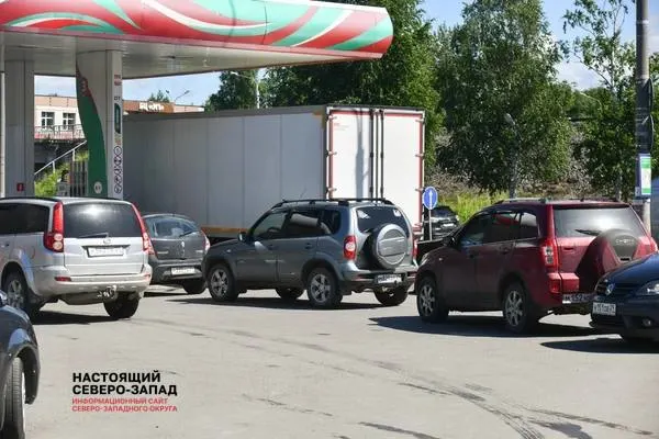 Цены на бензин остаются высокими: на отдельных заправках АИ-95 достигают 145–148 рублей за литр, на некоторых станциях действуют лимиты на продажу.