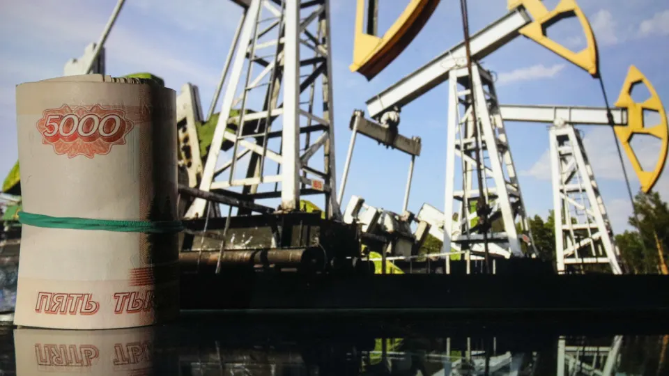 Прогноз Минэкономразвития предусматривает снижение выручки от экспорта нефти и рост валютных интервенций правительства на фоне увеличения расходов на оборону и индексацию тарифов.