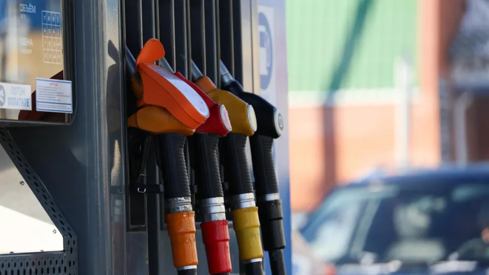 Из-за остановки крупного нефтеперерабатывающего завода в регионе введены лимиты на отпуск топлива на заправках; власти обещают стабилизацию к октябрю.