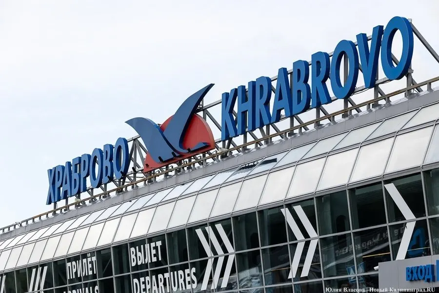 Тариф на краткосрочную парковку в калининградском аэропорту вырос до 400 рублей за час; долгосрочная парковка остается 900 рублей за сутки.