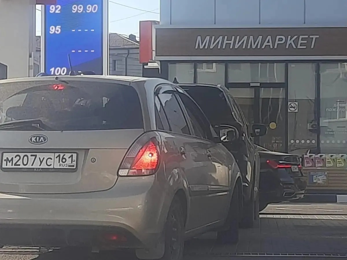 Юрист-автовладелица подала иск к АЗС, требуя возмещения расходов на бензин и выступая против завышенных цен.