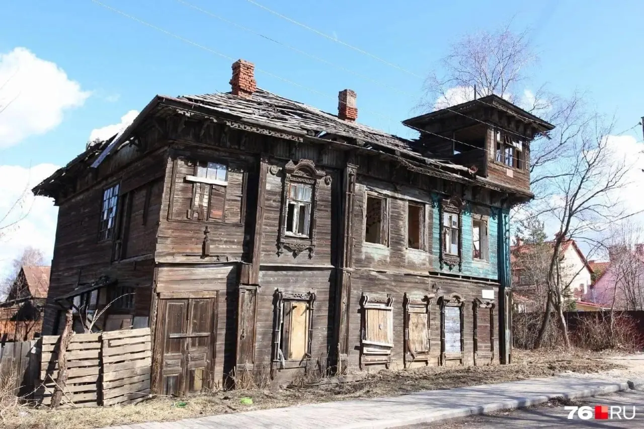 Дом-памятник на улице 1-я Новостройка, 12/4 в Ярославле вновь выставлен на продажу. Стартовая цена первого аукциона составляла 6,1 млн руб, затем снизилась до 3 млн, сейчас — 382,2 тыс. руб. Здание требует реставрации.
