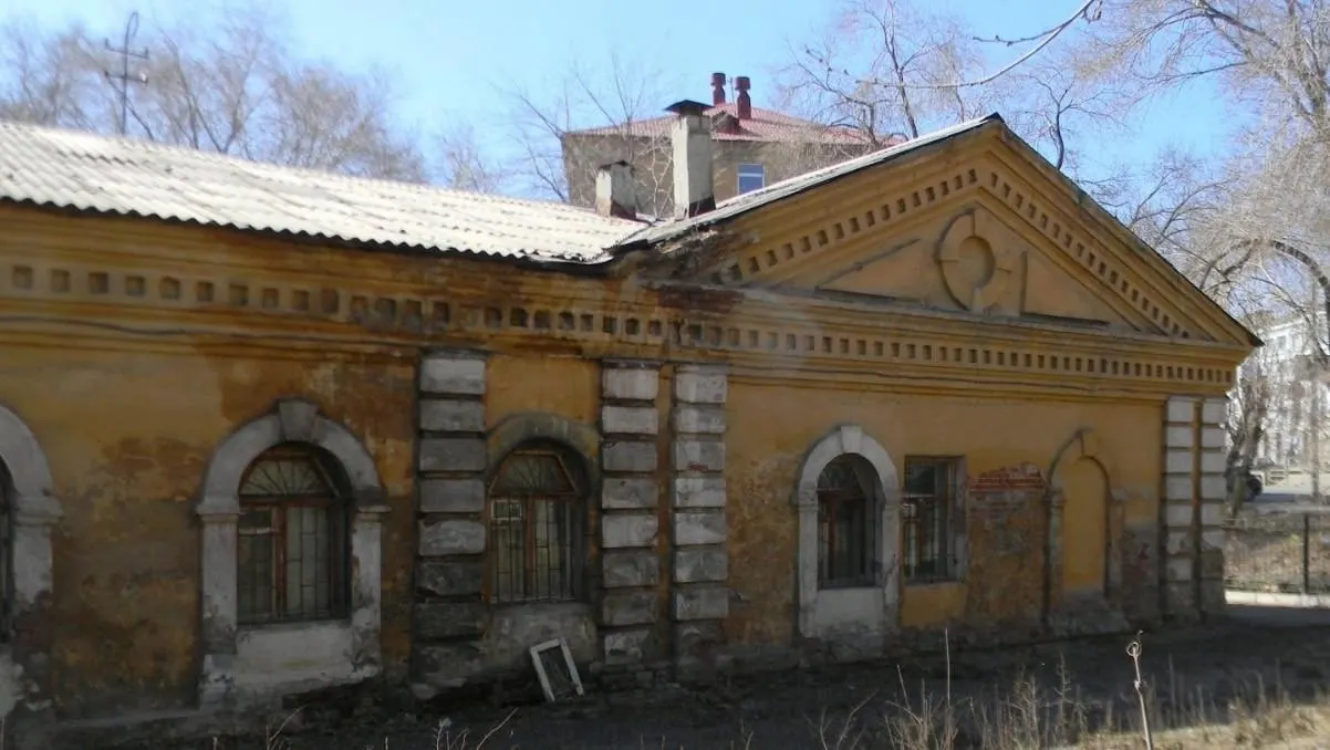 Планируется продажа столетнего здания на ул. Свободы, 165; речь идёт о реставрации и возможном дальнейшем использовании.