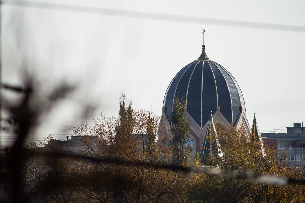 Калининград вошёл в топ-10 городов для ноябрьских поездок: средняя ночь аренды по стране около 4–4,2 тыс. руб., спрос растёт, а путешественники выбирают компактное жильё. В рейтинге лидируют столицы и курорты юга; загородный отдых остаётся популярным.