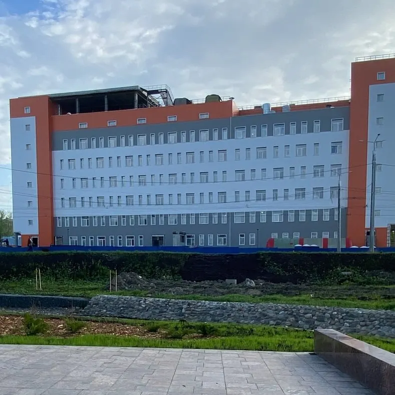 Строительство корпуса скорой медицинской помощи откладывается: первоначальный срок — 2026 год, контракт — 4,8 млрд рублей; причина — рост стоимости материалов, ужесточение санкций и переработка проекта.