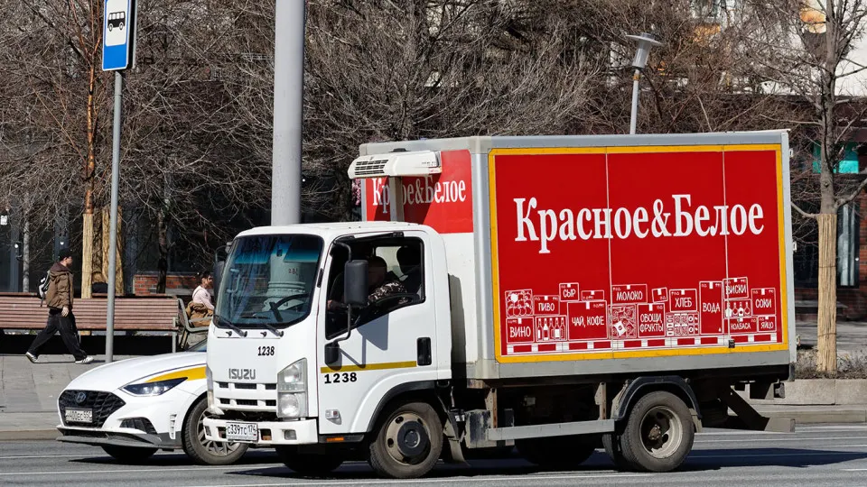 Крупные сети алкогольной торговли сокращают число точек продаж на фоне повышения цен на спиртное и ужесточения региональных ограничений; отрасль сталкивается с падением спроса и замедлением расширения.