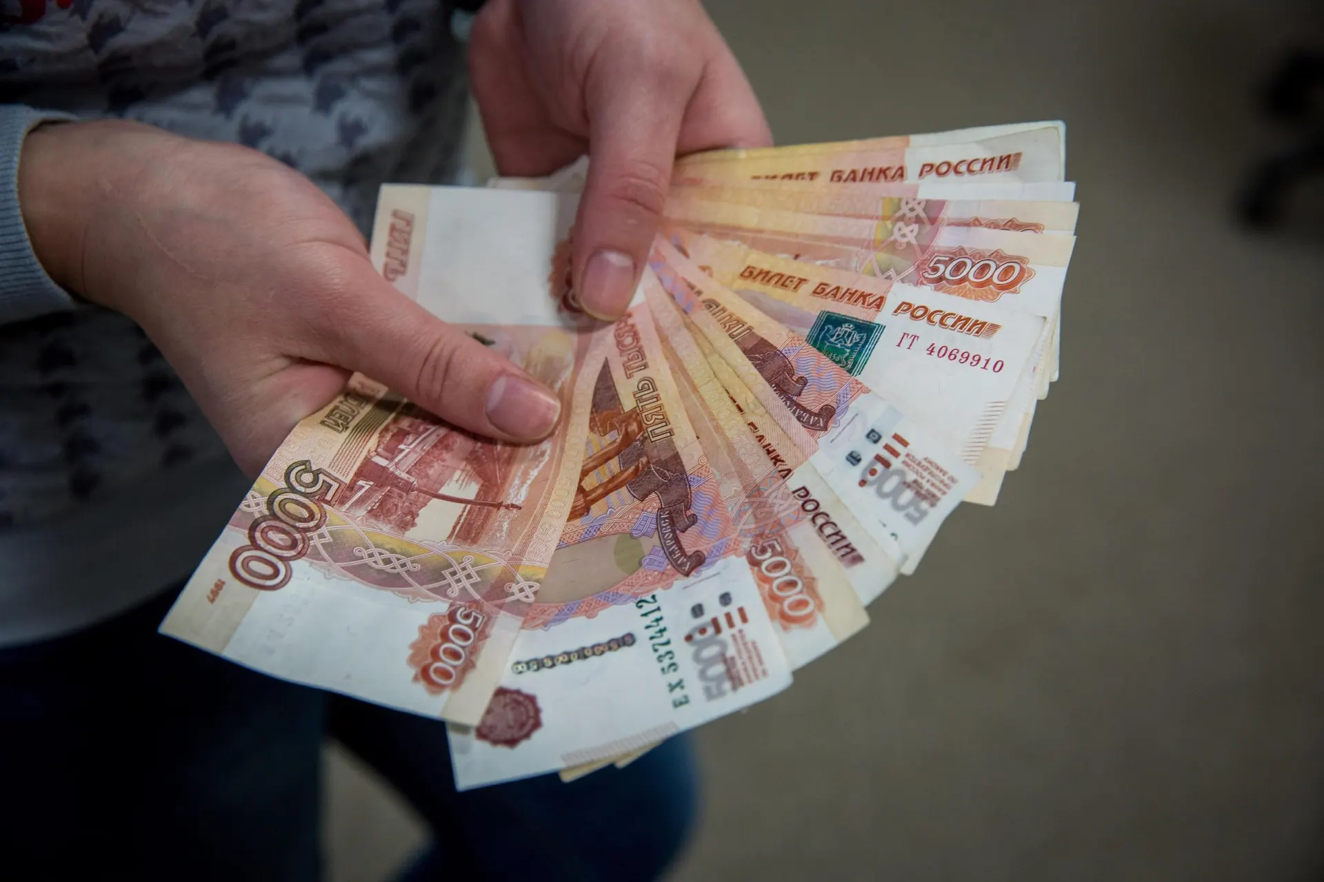 Краткий обзор главных событий последних семи дней: рост использования наличных, отток вкладов и снижение цен на турпутёвки.