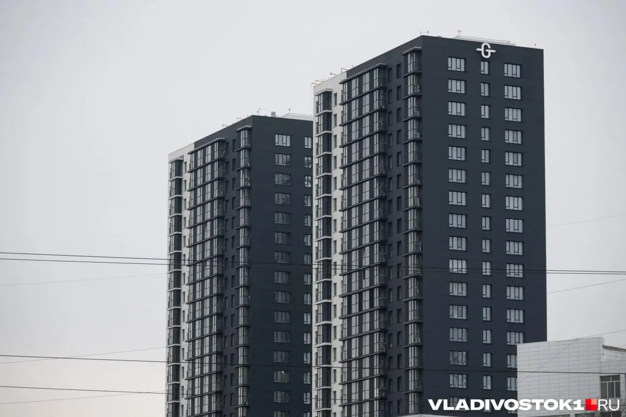 За январь–сентябрь 2026 года стоимость первичного жилья во Владивостоке поднялась на 0,7% и заняла последнее место в восьмёрке городов; лидеры рейтинга — Киров, Ижевск и Новосибирск.