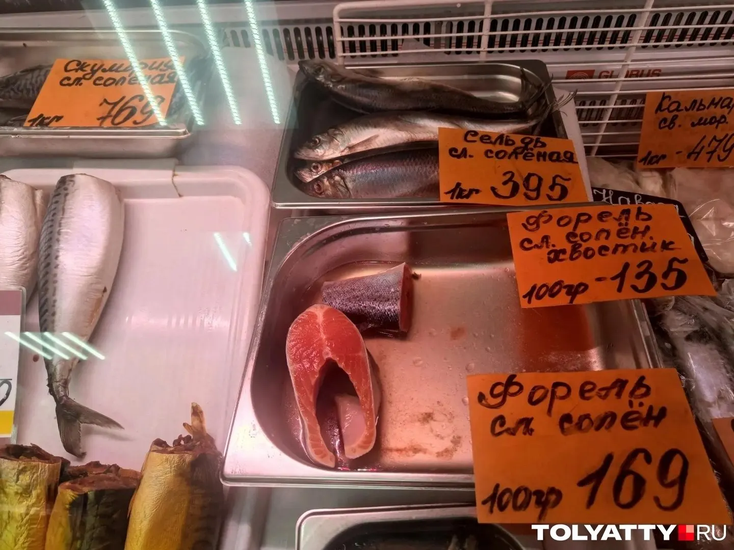 Цены на сельдь в регионе выросли почти вдвое: с 250–300 рублей до 500 за килограмм. Продавцы объясняют рост подорожанием фарерской рыбы и логистическими трудностями; покупателям рекомендуют проверять происхождение товара.
