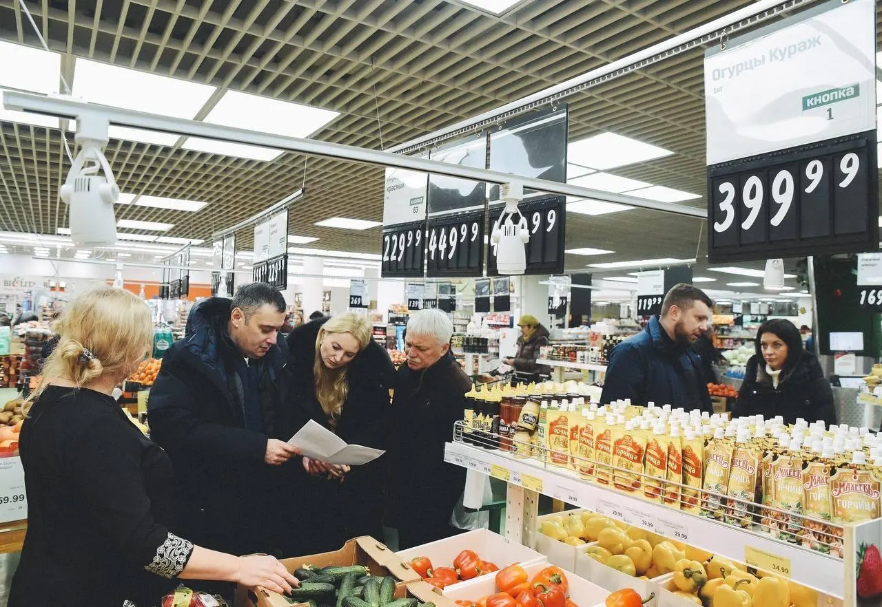 Опрошенные торговые предприятия региона отмечают нехватку средств у покупателей как одну из главных проблем, что влияет на торговлю.