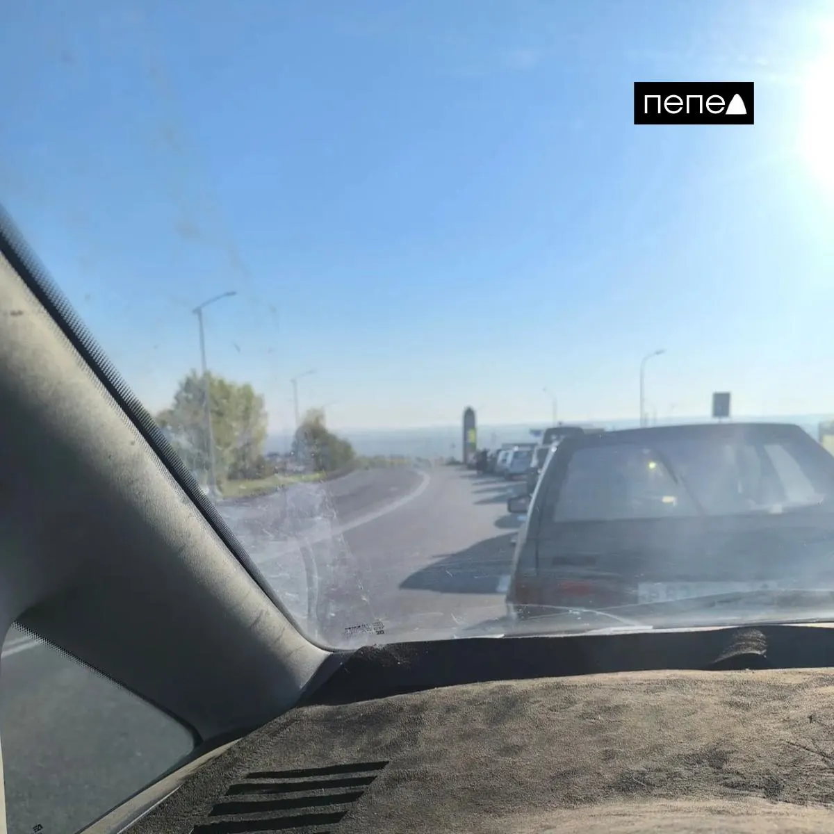 Ажиотаж на заправках связывают с разницей в ценах по соседним регионам и мерами по перераспределению топлива; введены временные ограничения на продажу бензина.
