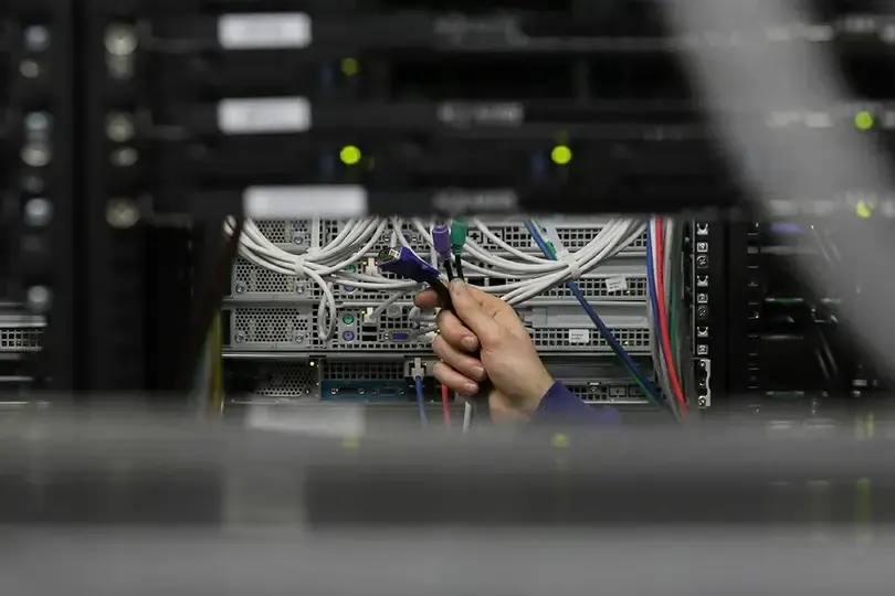 Минпромторг уточнил перечень телекомоборудования для техсбора; механизм коснётся производителей и импортеров электроники. Ввод поэтапно начнётся с ноутбуков и смартфонов.